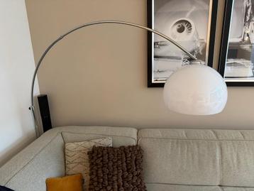 Design booglamp met chroom boog en witte kap - Knibbeler beschikbaar voor biedingen