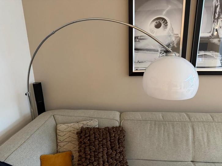 Design booglamp met chroom boog en witte kap - Knibbeler, Huis en Inrichting, Lampen | Vloerlampen, Zo goed als nieuw, 150 tot 200 cm