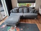 Mooie hoek bank met losse poef Kiss Grey stof, Ophalen, Gebruikt, Stof