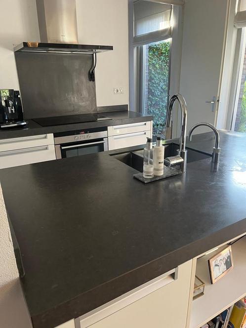 Strakke, moderne eilandkeuken met luxe afwerking te koop., Huis en Inrichting, Keuken | Complete keukens, Nieuw, Enkelwandige keuken