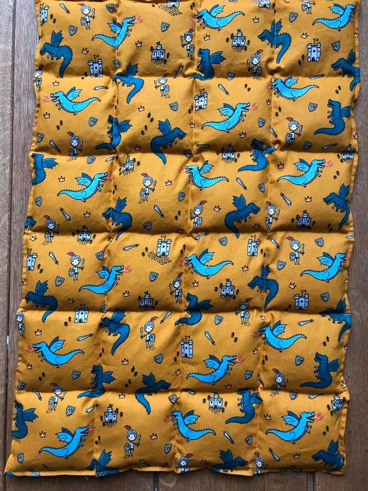 Warmtekussen, pittenzak, kruik. Geel met draken en ridders, Kinderen en Baby's, Kinderkamer | Beddengoed, Nieuw, Kussen, Geel