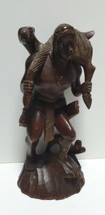 2268)Beeld hout jager met hert op de rug en hond, Antiek en Kunst, Ophalen of Verzenden