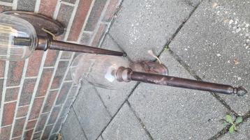 2 ijzeren wand lampen met glazen stolp kasteel  beschikbaar voor biedingen