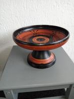 Te koop een antieke Gouda plateel schaal op voet (mat)., Ophalen