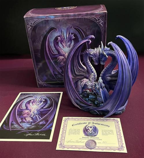 Anne Stokes Beeld Raising Dragons Nieuw The Violet Cauldron, Verzamelen, Beelden en Beeldjes, Nieuw, Fantasy, Ophalen of Verzenden