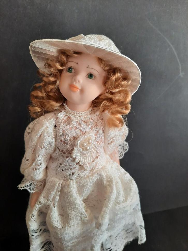 Porseleinen pop met hoed, Antiek en Kunst, Antiek | Religie, Ophalen of Verzenden