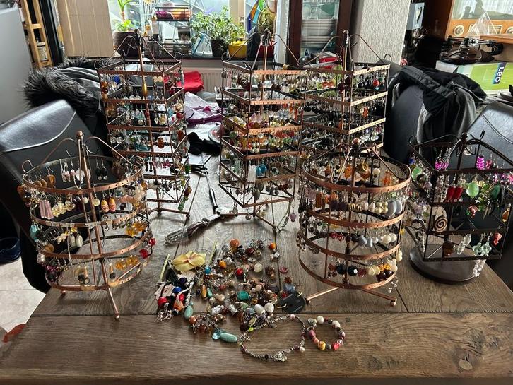 grote partij oorbellen en sieraden op carousels, Sieraden, Tassen en Uiterlijk, Oorbellen, Zo goed als nieuw, Hangers, Overige materialen