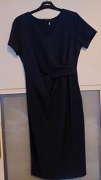 Jurk maat 38/40 in donkerblauwe soepel vallende stof., Kleding | Dames, Jurken, Maat 38/40 (M), Blauw, Ophalen of Verzenden, Knielengte