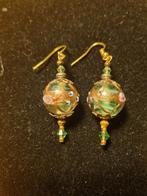 Groene glazen oorbellen met gouden kraal, Sieraden, Tassen en Uiterlijk, Oorbellen, Met kristal, Hangers, Nieuw, Ophalen of Verzenden