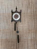 Kleine wand klok met gewichten, Ophalen