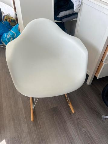 Witte schommelstoel beschikbaar voor biedingen