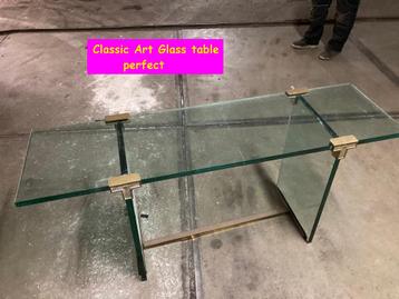 Glazen tafel beschikbaar voor biedingen