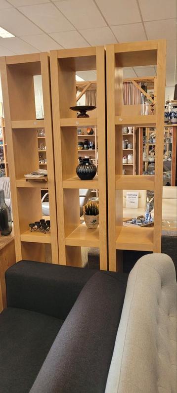 Houten Boekenkast/Stellingkast beschikbaar voor biedingen