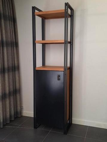 Industriele kast met zwart frame en teak houten planken beschikbaar voor biedingen