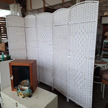 Wit Rotan Kamerscherm  beschikbaar voor biedingen