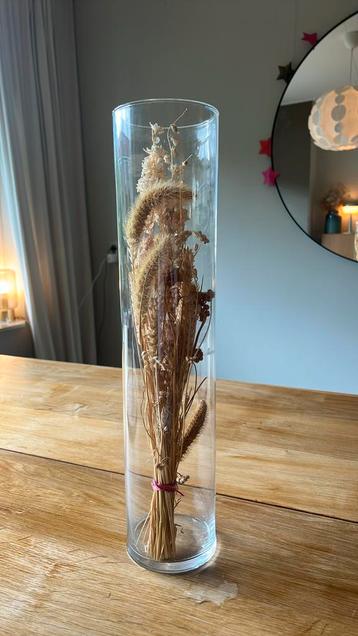 Vaas met droogbloemen beschikbaar voor biedingen