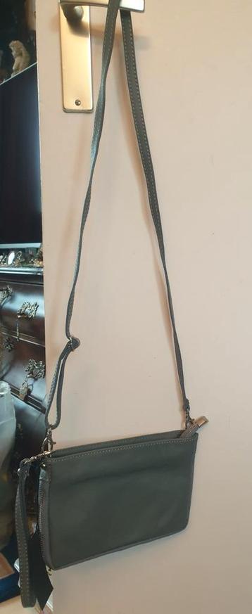 Nieuwe grijze schoudertas van Guiliano met accent rits beschikbaar voor biedingen