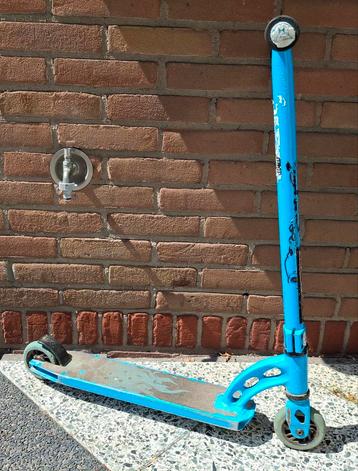 Stoere blauwe Madd Gear Pro MGP stuntstep voor €15,-. beschikbaar voor biedingen