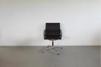 1x Vitra Eames EA 104 Stoel Zwart Leer – Aluminium, Niet ingevuld, Zwart, Niet ingevuld, Ophalen of Verzenden