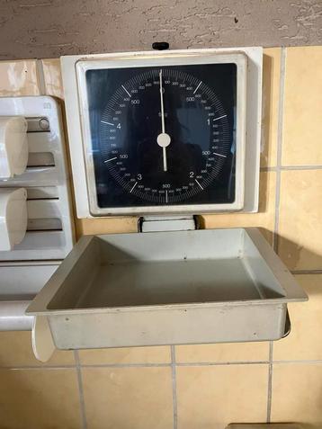 Weegschaal voor aan de muur vintage retro beschikbaar voor biedingen