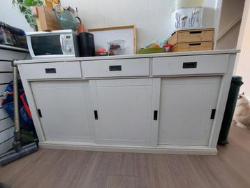 VT wonen, witte stevige dressoir  beschikbaar voor biedingen