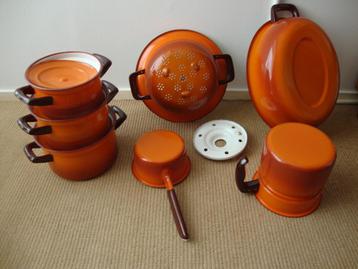 Prachtige collectie oranje emaille pannen/vergiet/teil. beschikbaar voor biedingen