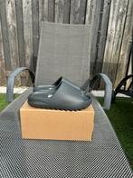 Yeezy Slide “slate grey” 47, Kleding | Heren, Schoenen, Slippers, Zwart, Nieuw, Ophalen of Verzenden