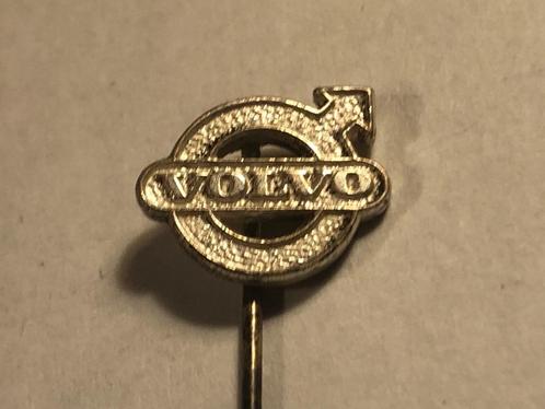 Metalen VOLVO Automerk Logo Speld (Metaalkleur)., Verzamelen, Speldjes, Pins en Buttons, Zo goed als nieuw, Speldje of Pin, Transport
