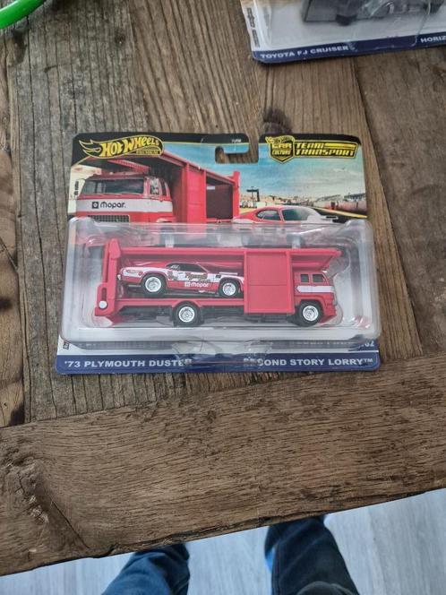 Hot Wheels 73 Plymouth Duster & Second Story Lorry Premium, Hobby en Vrije tijd, Modelauto's | Overige schalen, Nieuw, Auto, Ophalen of Verzenden
