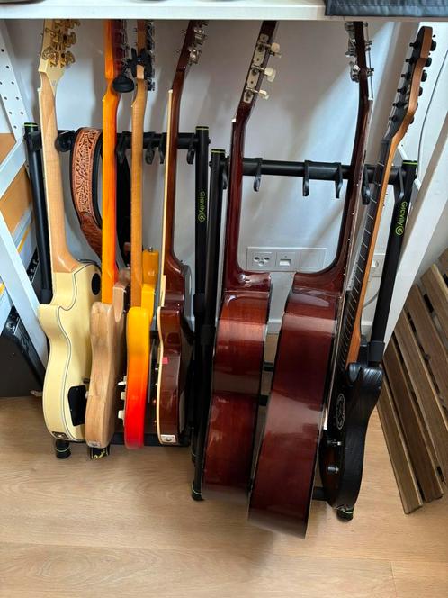 4 gitaarstandaarden: 2 voor 3 á 4 gitaren, 2 voor 1 gitaar, Muziek en Instrumenten, Standaards, Zo goed als nieuw, Gitaar, Ophalen