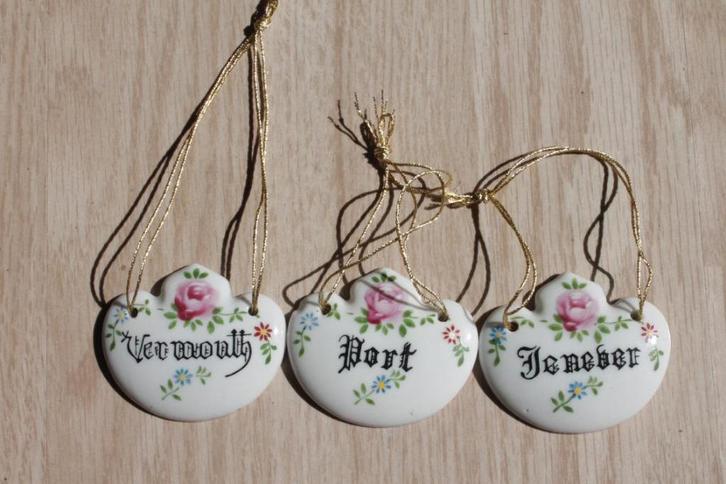 Drie fleslabels van porselein: Jenever, Vermouth, Port, Antiek en Kunst, Curiosa en Brocante, Ophalen of Verzenden