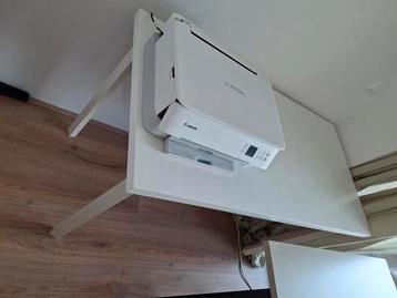 Wit bureau  beschikbaar voor biedingen