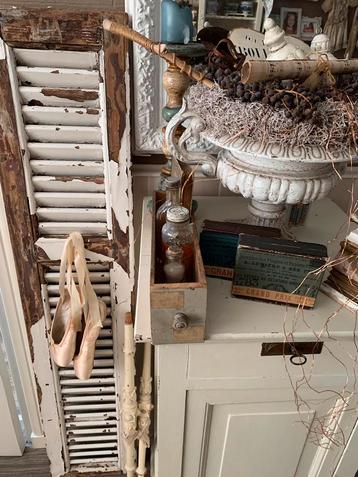 Een oud laadje met brocante oude spulletjes beschikbaar voor biedingen
