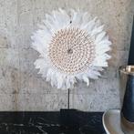 Witte veren met beige schelpenketting op zwarte voet, Huis en Inrichting, Nieuw, Ophalen of Verzenden, X, X
