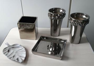 Diversen zilverkleurige accessoires- potten beschikbaar voor biedingen
