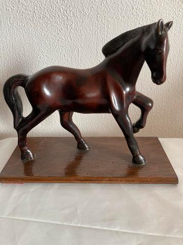 Bruin Paard,Sculptuur op houten Voet beschikbaar voor biedingen