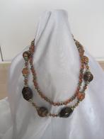 Dames halsketting met bruine kunststof kralen. Circa 110 cm., Ophalen of Verzenden, Zo goed als nieuw, Bruin, Kunststof