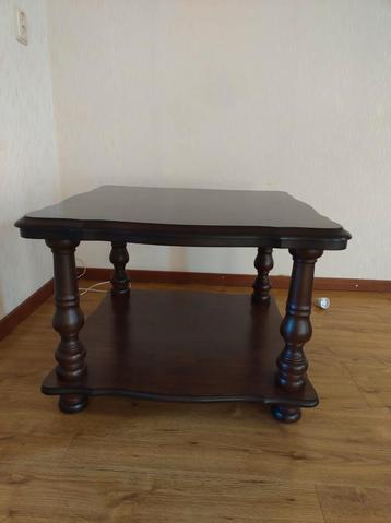 Vierkante mooi afgewerkte eikenhoute lage tafel gratis beschikbaar voor biedingen