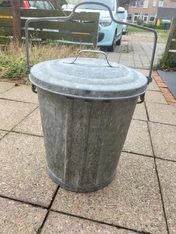 Oude verzinkte vuilnisbak. beschikbaar voor biedingen
