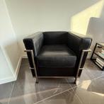 Te koop: vier replica Le Corbusier-zetels, model LC2, Huis en Inrichting, Fauteuils, Ophalen, Minder dan 75 cm, Tijdloos modernistisch design met strakke, kubistische lijnen
