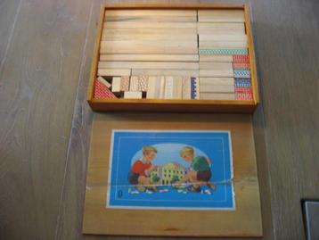 oude houten blokkendoos met blokken met steenmotief beschikbaar voor biedingen