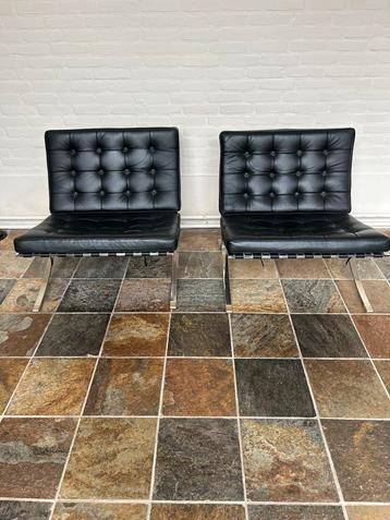2 zwarte buffelleren Barcelona chairs( zeer goede replica’s) beschikbaar voor biedingen