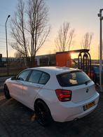 BMW 1-Serie 116i 136PK 5D 2015 Wit, Auto's, BMW, 1-Serie, 4 cilinders, Wit, 1200 kg