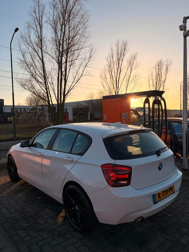 BMW 1-Serie 116i 136PK 5D 2015 Wit, Auto's, BMW, Particulier, 1-Serie, ABS, Airbags, Airconditioning, Apple Carplay, Bluetooth