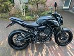 Yamaha MT07 A2/35KW AKRAPOVIC Tech Black, Motoren, Handvatverwarming, Particulier, Minimaal motorrijbewijs A2, Naked bike