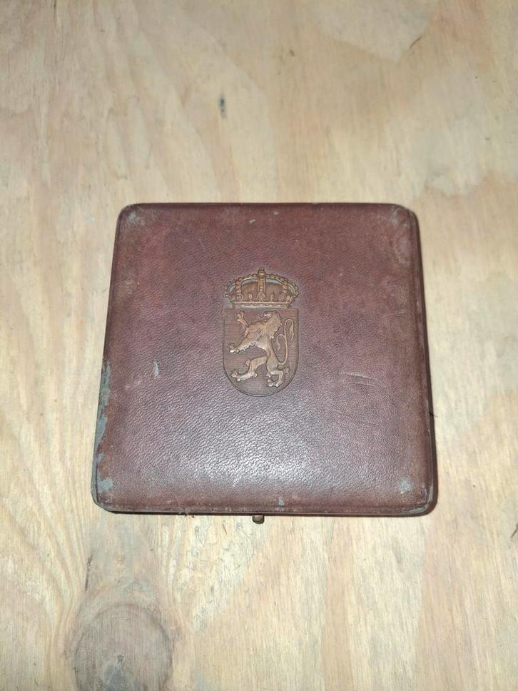 Bronzen Plaquette Leopold III in Doos, Postzegels en Munten, Penningen en Medailles, Brons, Buitenland, Ophalen of Verzenden