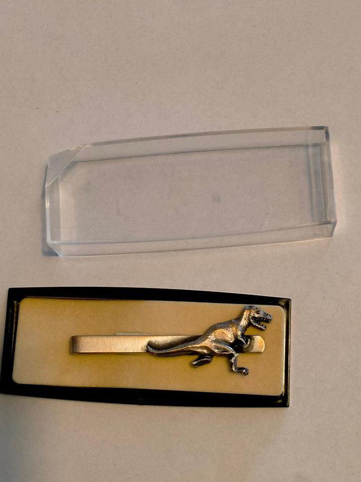 Tyrannosaurus Rex Dino Dinosaurus dasspeld zilverkleurig, Verzamelen, Speldjes, Pins en Buttons, Zo goed als nieuw, Ophalen of Verzenden