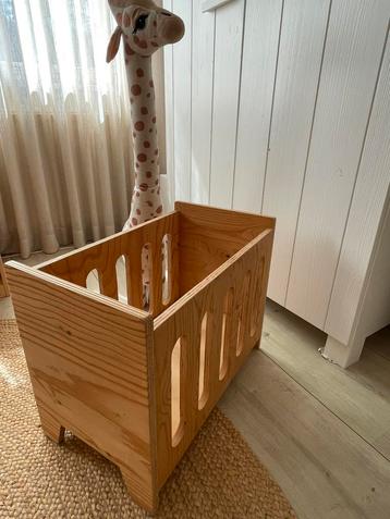 Houten poppenbedje beschikbaar voor biedingen