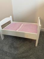 Houten Poppenbedje met roze beddengoed, Ophalen of Verzenden, Gebruikt, Babypop