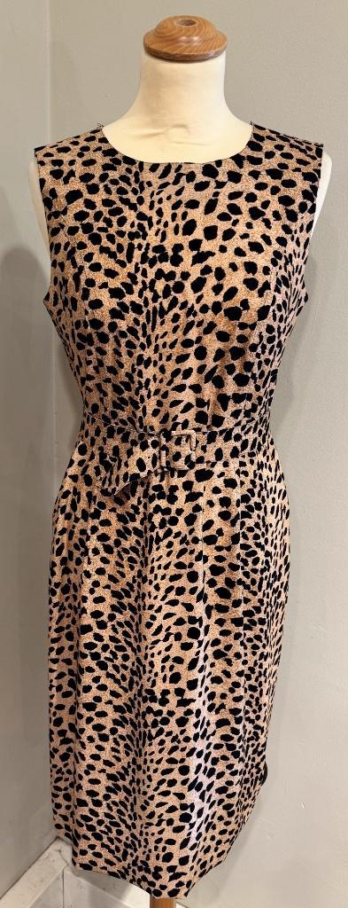 Mooie jurk van TRVLDRSS (S), Kleding | Dames, Jurken, Zo goed als nieuw, Maat 36 (S), Bruin, Knielengte, Ophalen of Verzenden